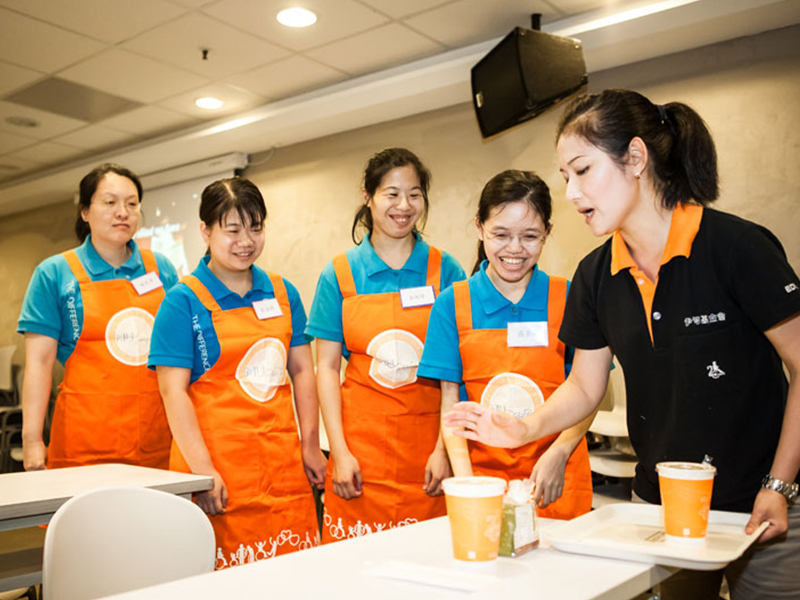 就業服務人員指導學員送餐禮儀