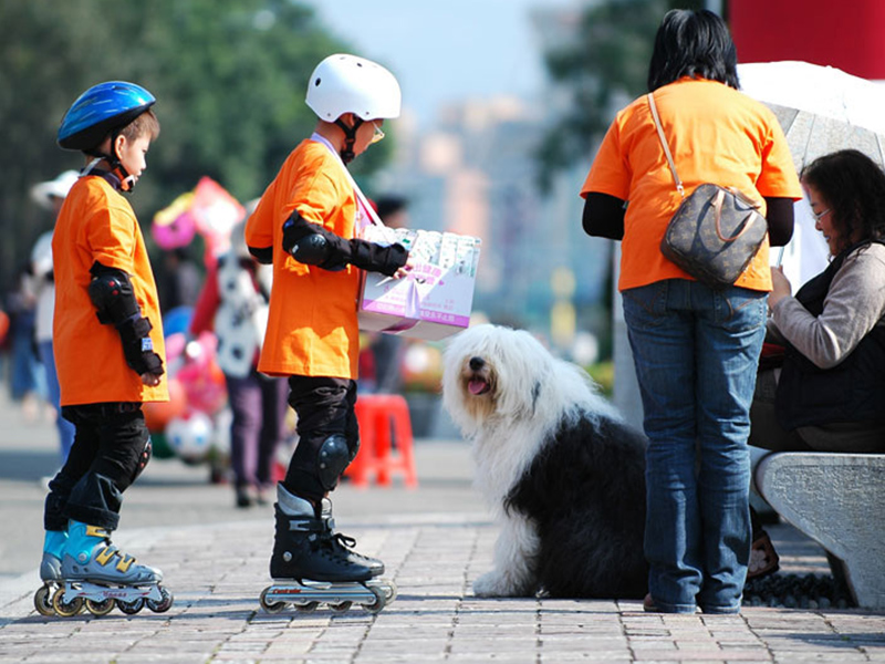 兩位小志工在伊甸基金會活動中與民眾互動