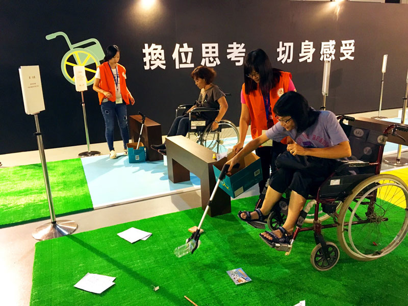 參與者體驗輪椅，感受並反思無障礙環境
