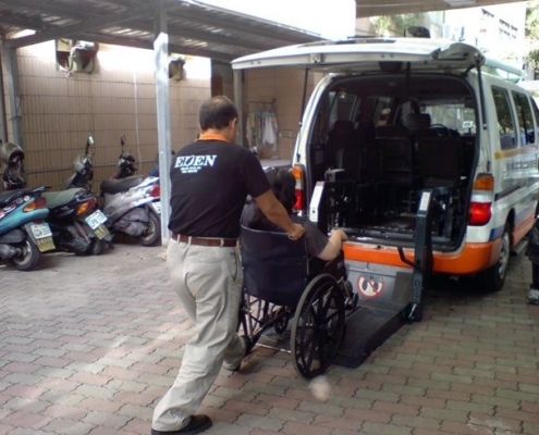 伊甸基金會交通服務人員協助服務對象乘坐交通工具