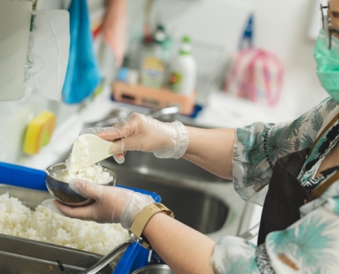 餐飲服務人員仔細分裝餐點