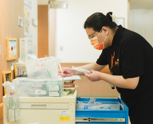 護理師仔細核對工作內容