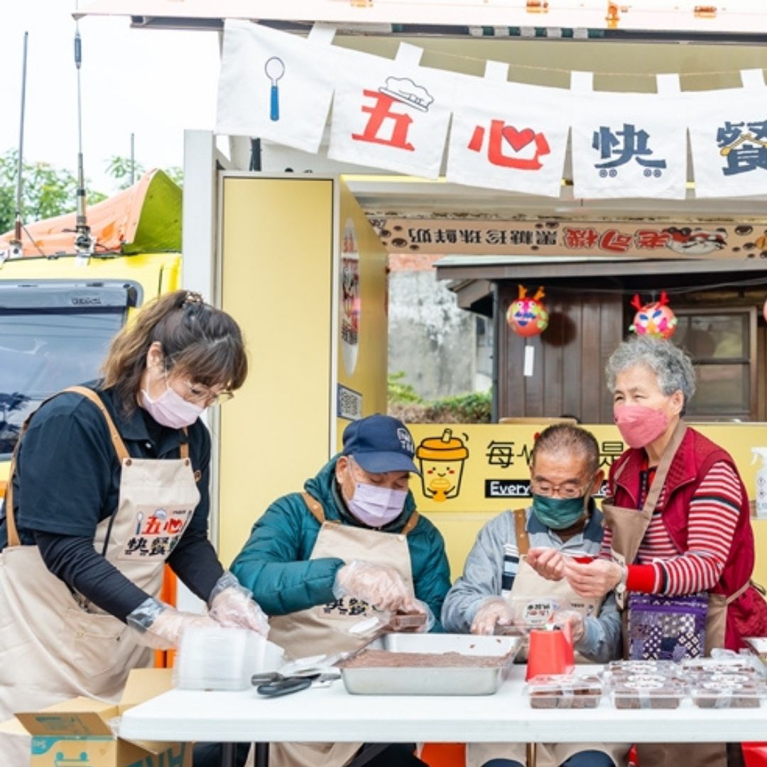 長者在五心快餐活動中專注製作餐點